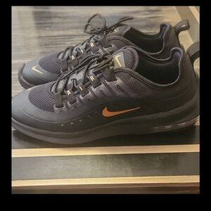 Nike Women's Size 9 Air Max Axis Black Mteakic Gold Equuivalent Men's Size 7.5